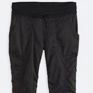 The North Face Women's Aphrodite 2.0 Crop Black Capri Track Pants